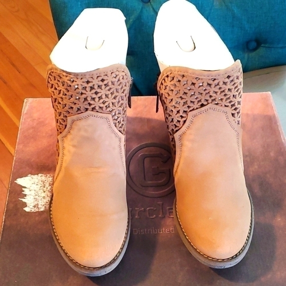 Circle G- Womens Tan Cut Out perforated ankle Boots  Zippers Heel Western Sz.7 - Picture 3 of 9